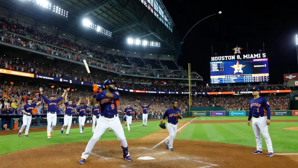 Álvarez brilha com dois home runs e Astros encerram sequência negativa